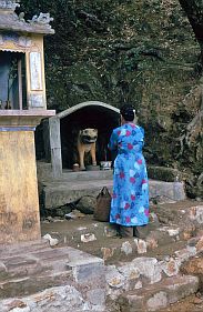 Hue: Tempel Hon Chen - Dame aus der kniglichen Familie vor Tiger-Figur