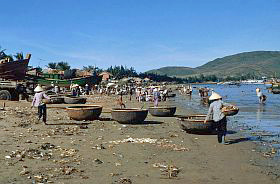 Qui Nhon: Korbboote am Strand