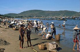 Qui Nhon - Warten auf die Rckkehr der Fischerboote