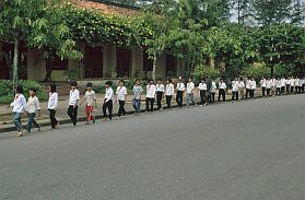 Hanoi: Junge Pilger zum Ho Chi Minh-Mausoleum