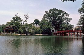 Hanoi: Hoan Kiem See - The-Huc-Brcke