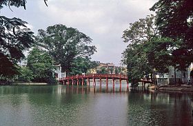 Hanoi: Hoan Kiem See - The-Huc-Brücke