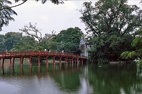 Hanoi: Hoan Kiem See - The-Huc-Brcke