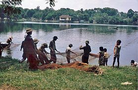 Hanoi: Fischer am Tien Quang See