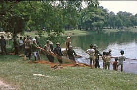 Hanoi: Fischer am Tien Quang See