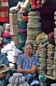 Hanoi-Altstadt: Hndlerin mit Seilen