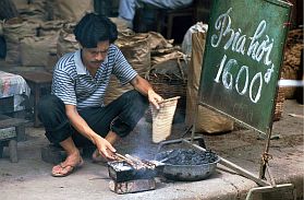 Hanoi-Altstadt: Straenlokal, Mann am Grill