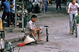 Hanoi-Altstadt: Luft pumpen und Fahrradschluche reparieren