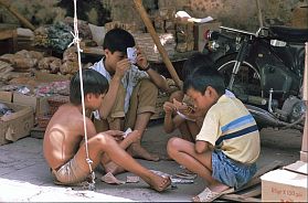 Hanoi: Kinder beim Kartenspielen