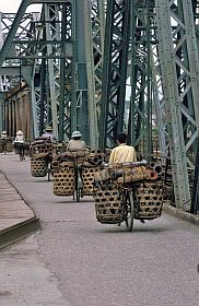 Hanoi: Transport von Keramikrohren mit Fahrrdern ber die Long Bien Brcke