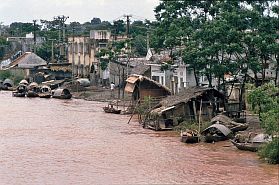 Hanoi: Huser am Ufer des Roten Flusses