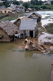Hanoi: Huser am Ufer des Roten Flusses
