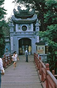 Hanoi: Hoan Kiem See - The-Huc-Brcke