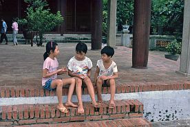 Hanoi: Hoan Kiem See - Kinder am Jadeberg-Tempel