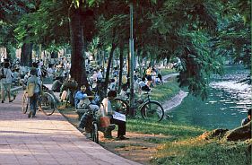 Hanoi: Hoan Kiem See - Menschen