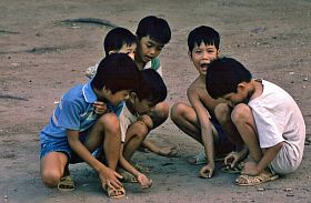 Hanoi - Hoan Kiem See: Murmelspielende Kinder