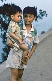 Hanoi - Hoan Kiem See: Junge mit Brderchen