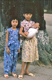 Hanoi - Hoan Kiem See: 2 Mdchen mit Baby