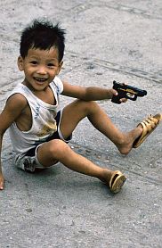 Hanoi - Hoan Kiem See: Kleiner Junge mit Wasserpistole