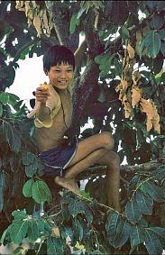 Hanoi - Hoan Kiem See: Junge mit Wasserpistole