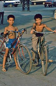 Hanoi: 2 Jungen mit Fahrrdern
