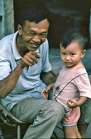 Hanoi: Grovater mit Enkel und Libelle