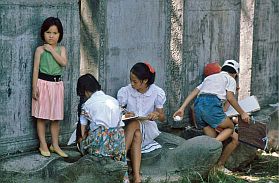 Hanoi - Literaturtempel: Kinder fertigen Frottagen von den Stelen an