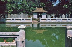 Hanoi - Literaturtempel: Stelen am Brunnen des himmlischen Lichts