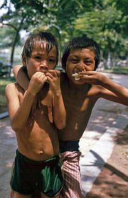 Hanoi: Hoan Kiem See - Straenkinder