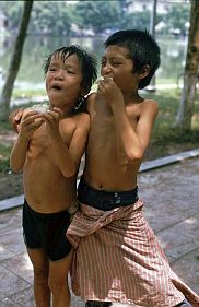 Hanoi: Hoan Kiem See - Straenkinder