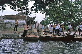 Flache Boote zum Personentransport in der trockenen Halongbucht