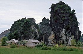 Landschaft in der trockenen Halongbucht