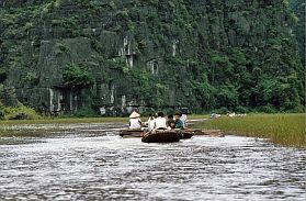 Bootsfahrt in der Trockenen Halongbucht