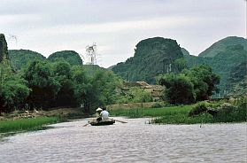 Bootsfahrt in der Trockenen Halongbucht