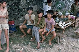Hoa Lu: jungen vor der Pagode Den Dinh Tien