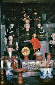 Hoa Lu: Figuren im Tempel Den Le Dai Hanh