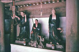 Figuren in der Pagode Tay Phuong