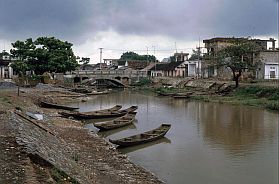 Kanal mit Booten in Ben Duc