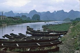 Kanal mit Booten in Ben Duc