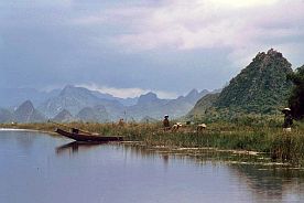 Auf dem Kanal zur Parfmpagode