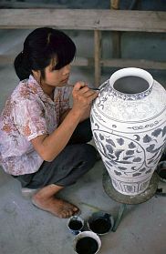 Bat Trang: Bemalen einer Vase