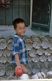 Bat Trang: Für den Transport verpackte Schalen