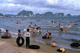 Halong-Bucht: Strand bei Hong Gai