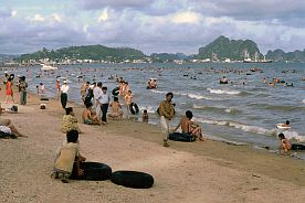 Halong-Bucht: Strand bei Hong Gai