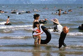 Halong-Bucht: Fotografen am Strand bei Hong Gai