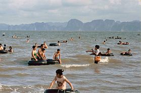 Halong-Bucht: Strand bei Hong Gai