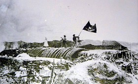 Dien Bien: Vietminh hissen die Rote Fahne mit dem Stern, Foto von 1954