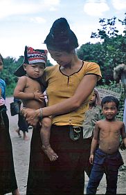 Im Thaidorf: Mutter mit Kindern