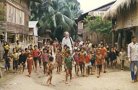 Ich in Laos 1993 inmitten von Kindern